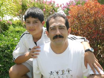 Alejandro Fernández Ramírez con su hijo Andrés.