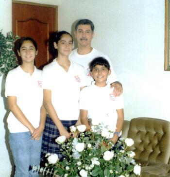 Carlos Flores Chibli con sus hijos Patty, Karla y Stephanie Flores González