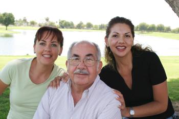 Jaime Blázquez con sus hijas Adriana y Lorena.