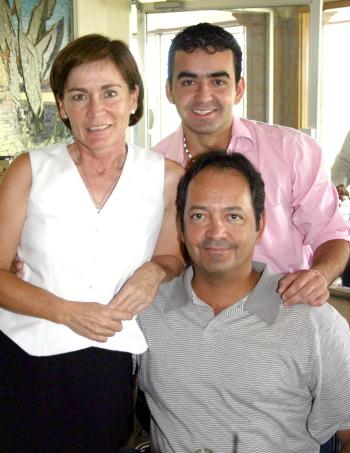 César Olvera Urias, con su esposa Susana Gutiérrez de Olvera y su hijo César