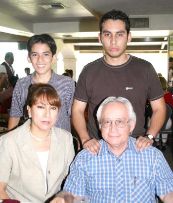 Enrique B. Olloqui en compañía de Leticia, Alan y Emilio Olloqui.