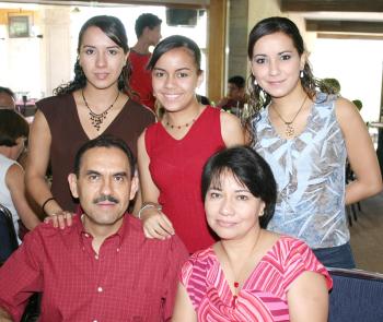 Gerardo de la Garza con Sara de De la Garza y sus hijas Carolina, Ana Paola y Cynthia.