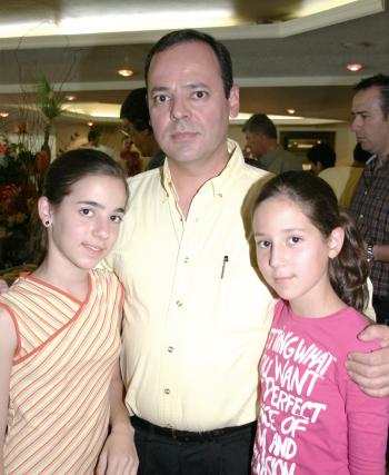 Raymundo Miranda con sus hijas Ale y Pau Miranda.