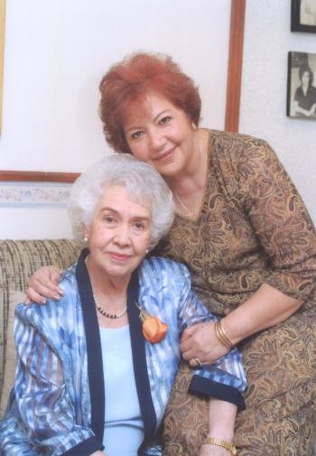  22 de Junio    
Señora Rosa María S. de Palafox cumplió 83 años y su hija Lucero Palafox