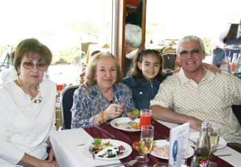 Apolo Flores, Alicia de Flores, Cointa de Flores y Vanessa Flores Fernández.