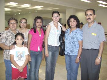 Alejandro, Rosa, Evely y Aracely Elizondo viajaron a Los Ángeles, E.U., fueron despedidos por Mary, Conny y Denis