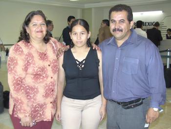  24 de Junio   
 
María Elena Salazar, Tania y Sergio Rondán viajaron a la Ciudad de México.