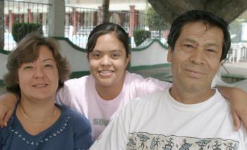 Elen Urbina de Barrientos, Isabel Barrientos Urbina y Rodolfo Barrientos.