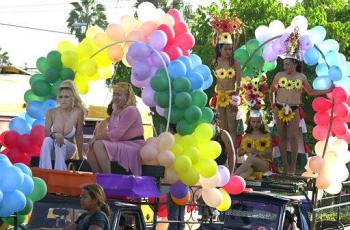 En San Salvador, decenas de homosexuales celebraron con otra marcha el “Día Internacional” durante la que pidieron que la sociedad no les discrimine.