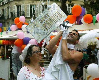 Una de las estrellas de la jornada fue el diputado Verde Noel Mamere, que el pasado día cinco casó, como alcalde de Begles (suroeste), a dos hombres, lo que le ha valido una suspensión temporal de su cargo dictada por el ministro del Interior, Dominique de Villepin.