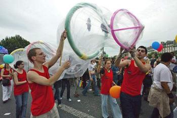 El reconocimiento del matrimonio homosexual, tras la boda celebrada por un alcalde ecologista a comienzos de mes, fue la reivindicación estrella de la tradicional fiesta del “Orgullo Gay” de París, que reunió a cientos de miles de personas.