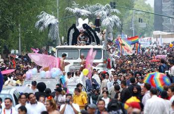 Los participantes en el desfile, que vistieron atuendos llamativos y disfraces, subidos en carrozas y remolques engalanados, hicieron un llamamiento a la sociedad para acabar con la discriminación y con los tabúes que existen sobre la sexualidad.