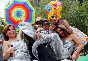 En México al menos siete mil personas participaron en la marcha “Orgullo Lésbico Gay” que se efectuó en avenidas centrales de la capital mexicana y que concluyó con una concentración en el Zócalo -plaza central- de esta ciudad.