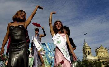 A lo largo del recorrido por las calles de Guatemala, se llenaron de color, fiesta, música, diversión, descontrol, látex, plumas, disfraces y pancartas.