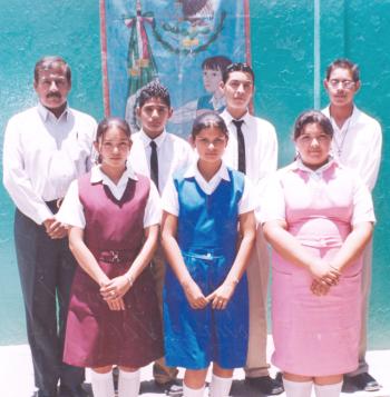 ALumnos destacados de la secundaria Lázaro Cárdenas de Tlahualilo, Dgo., en pasado acontecinmiento académico.