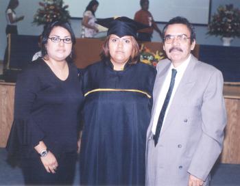 Cynthia Argentina Álvarez Bolaños el día de su graduación, acompañada por su papá, Luis Daniel Álvarez Luna y su hermanna, Daniela Denisse.