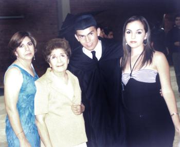 Ricardo Adolfo Esperón Saldaña el día de su graduación de preparatoria en compañía de Leticia Saldaña de Esperón, Juana María Martínez de Saldaña y Mónica Esperón.