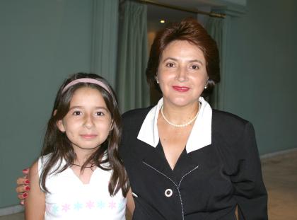 Esthela Illescas y Jenifer Siller.