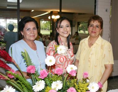 02 de julio 

Paola Segura Mesta en compañía de las organizadoras de su despedida de soltera, Martha Mesta de Segura y Rosario Castro Lozano