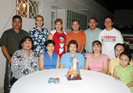 Imelda Leyva Rodríguez, acompañada de algunos asistentes al convivio que le ofreció en días pasados