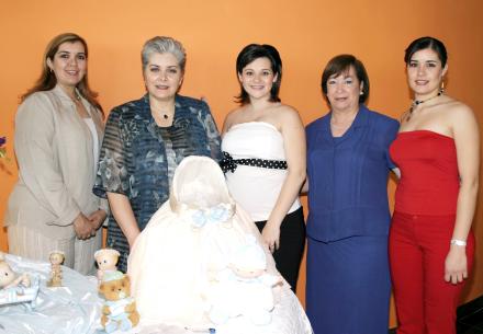 Martha Padilla de Piña en compañía de su suegra Martha Elena Álvarez, Mónica María A. de López, AlLicia T. de Padilla y Martha Piña Álvarez