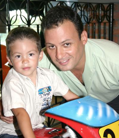 Diego Haro Robles en su fiesta de cumpleaños, junto a su papá Rodolfo Haro Pámanes