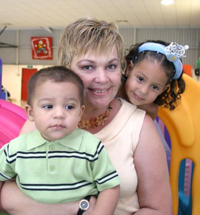 Edna Rodríguez de la Torre en compañía de su abuelita Edna Anderson de  De la Torre y de su hermanito, en su cumpleaños