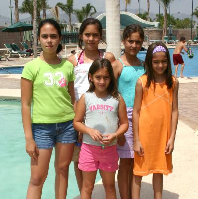 María González Salmón, Luciana Veyán Salmón, Florencia Castellanos, Paulina Veyán Salmón y Regina González Salmón.