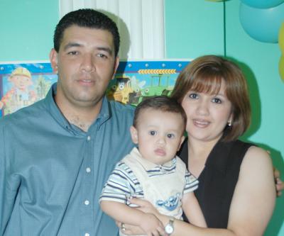 El pequeño Mario Alberto Velverde Maqueda con sus papá , Luis Mario Valverde López y Elia Aurora Maqueda de Valverde, en su fiesta de primer cumpleñaos.