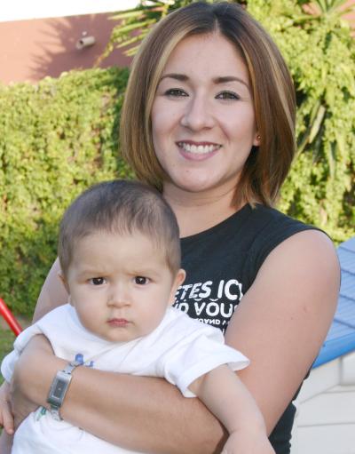 Ikheer Javier Tostado en compañía de su mamá, Nadia Sánchez Tostado.