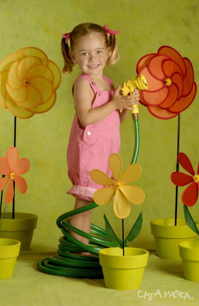 Niña Ángela Fernández Karam., Hija de los señores Fernando Fernández Abusaid e Irene Karam de Fernández, en un estudio fotográfico.