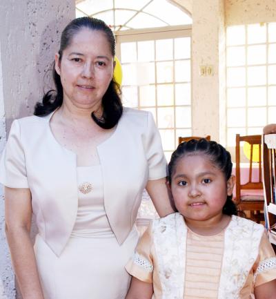 Raquel Saldaña Márquez junto a su mamá Raquel Saldaña, en el festejo que le ofreció por su octavo cumpleaños.