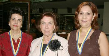 Rosa de Carrillo, Elba de González y Laurita de Luévanos recibieron de manos de sus respectivos esposos rotarios, la presea Paul Harris.