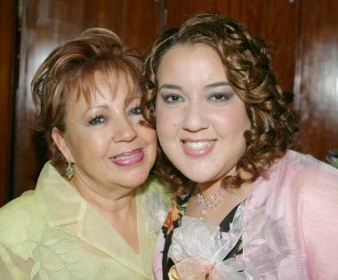 Paty con su mamá, Gloria Martínez de Hernández.