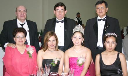 Hugo Blanco, Pedro Herrera, Luis Martínez, Laura de Herrera y rosy de Martínez, acompañados de la reina y princesa del club, Ariana I y Karla I, respectivamente.