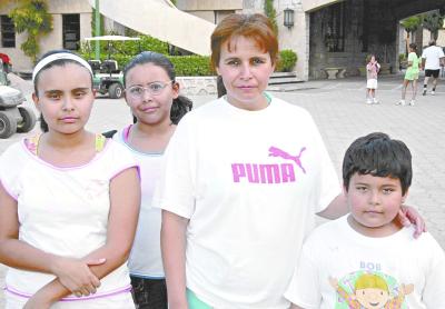 Lizeth, Gabriela y Rubén Rivas Jiménez de Rivas.