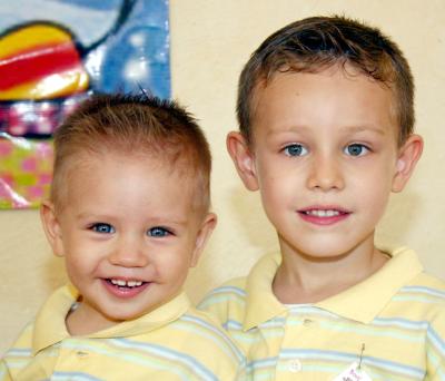 Rodrigo González García Blanco cumplio su primer año de vida y lo festejó con una divertida merienda,  lo acompaña su hermanito Richie.