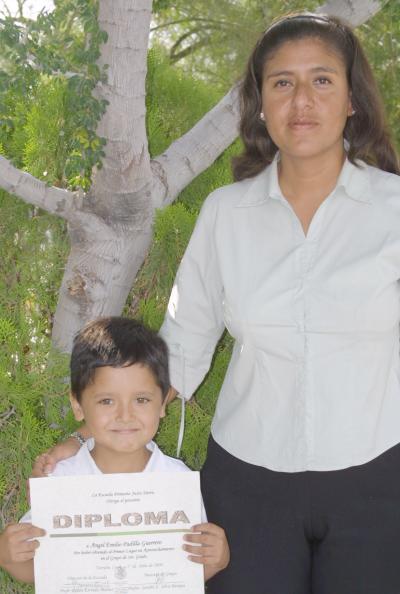 Ángel Emilio Padilla Guerrero, recibio un reconocimient por el primer lugar de aprovechamiento de la Escuela Justo Sierra, lo acompaña su maestra la señorita Silvia.