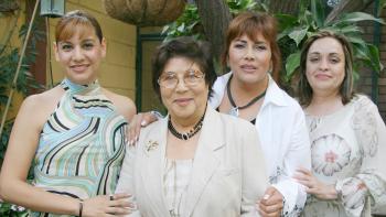 Nina de Ríos acompañada por maría Esther Valdés de Ríos, Velia Ríos de Berlanga y Adriana de Ríos, en el festejó que le ofrecieron por su 70 aniversario de vida.