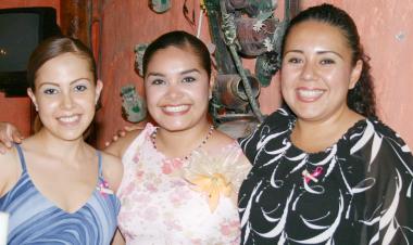 Selene Salazar Castro en compañía de Aurora Medina y Rita Castillo de Vázquez, organizadoras de su despedida de soltera.