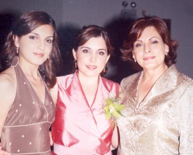 Paola acompañada de Lorena González Valdés y Geraldina Vardés de González, su hermana y mamá, respectivamente.