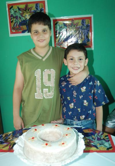  08 de julio 

 Jonathan Rene y juan Manuel Blásquez Livas festejaron doce y ocho años de vida, respectivamente, con una agradable fiesta.