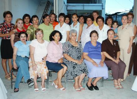 Brisa Ramírez Gaután acompañada de un grupo de amistades,  en la despedida de soltera que le ofrecieron por su cercano enlace matrimonial.