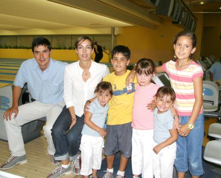 José Ramón Arias, Rosario Garza y los niños José Ramón, Rosario y Esther Arias Garza y Mary Sofi Barrios.