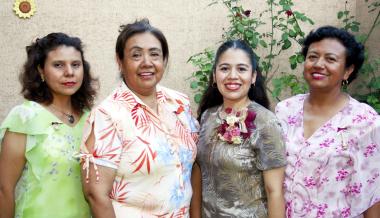 Adriana Núñez del Llano en compañía de MAry Cruz Núñez Sánchez, Gabriela Núñez y Mayela Dávila, organizadoras de su despedida de soltera.