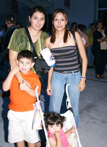 Ana Claudia Orozco y Marisol de Romo e hijos..