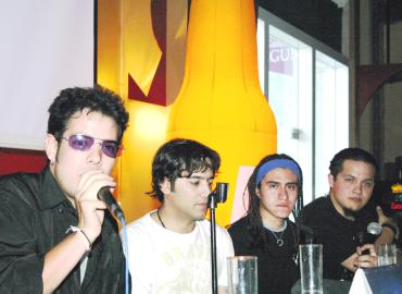 Jóvenes y no tan jóvenes se reunieron  en la explanada del centro comercial Galerías Laguna , para gozar del concierto que ofreció el grupo lagunero de rock Dalí.