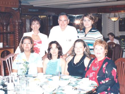 Fernando Zertuche, Emilia Valenzuela, María de Jesús Jiménez, Ana Yuriria Zorrilla, Norma Mendoza, Lupita de Gallegos y Elsa Aguirre en reciente acontecimiento social