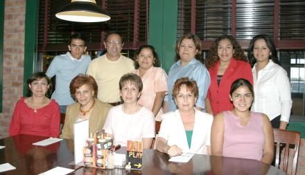  12 de julio

Magda Herrera, Lupita de Sánchez, Vidal Sánchez, Rocío Reséndiz, Gloria Ávalos, Janeth Hernández, Alejandro Sánchez, Ana Sánchez, Malena Villarreal, Esperanza Molina