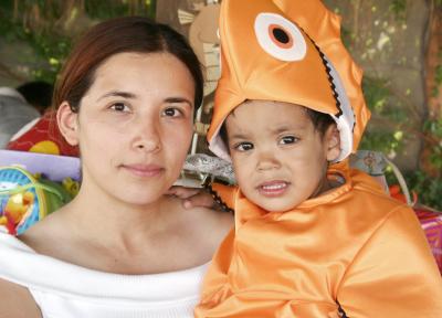 Alan Alberto Limas Cassio acompañado de su mamá Perla Cassio de Limas, en su fiesta de cumpleaños.